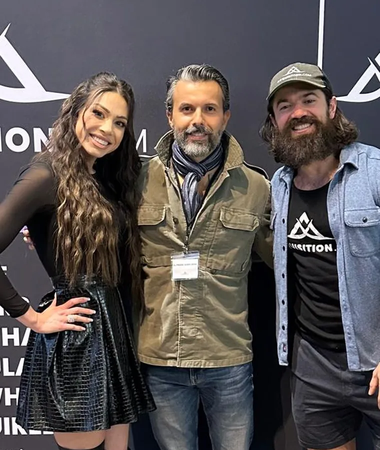 Alfredo Haro-Goñi con Leila y Alex Hormozi en Acquisition.com